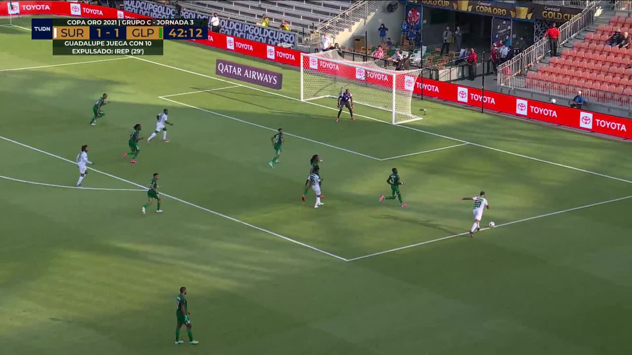 ¡CERCA! Raphael Mirval disparó que se estrella en el poste.