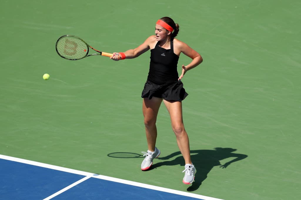 La letona Jelena Ostapenko, décima preclasificada, se encontró en el camino con la alemana Andrea Petkovic y la dejó fuera del torneo al superarla 6-4, 4-6 y 7-5, de manera muy apretada.