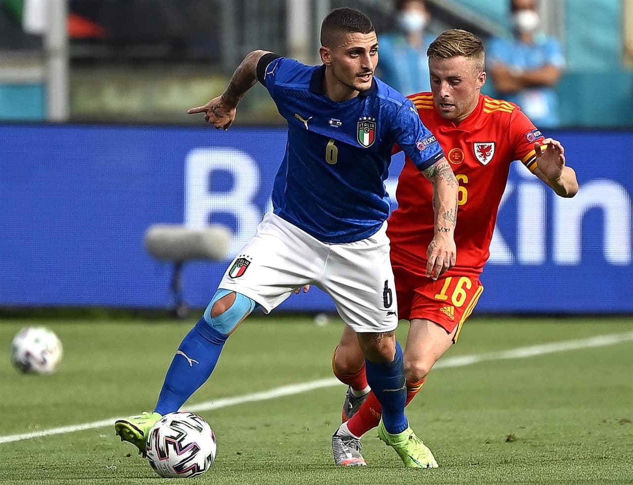 Italia derrota por la mínima a la selección de Gales en la última jornada del Grupo A en la Euro 2020. El único tanto del encuentro fue por parte de Matteo Pessina al minuto 39, lo que hace que la escuadra 'Azzurra' sea el primero de grupo y cumplan 1,000 minutos sin haber perdido un encuentro.