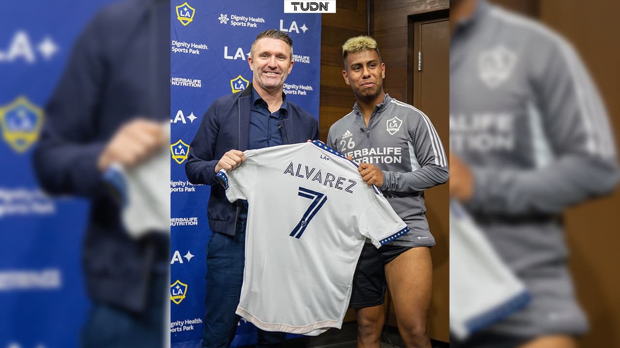 Efrain Alvarez recibe el dorsal 7 de manos del histórico Robbie Keane 