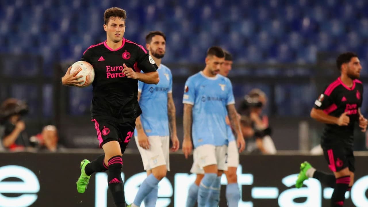 DT de Feyenoord habló 'enérgicamente' con 'Santi' Giménez y Orkun Kukçu