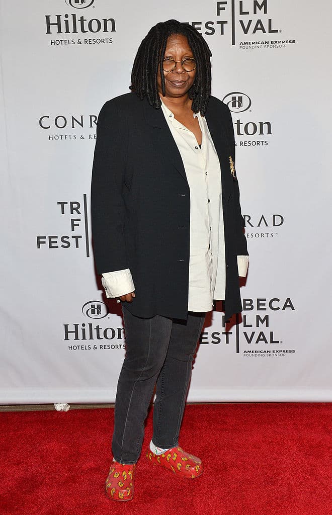 Whoopi Woldberg hizo una aparición en la alfombra roja del festival de Tribecca en 2013 con unos Crocs.