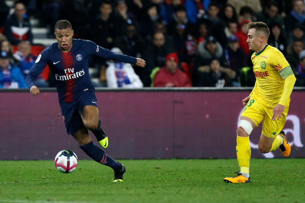 Aún con dos partidos pendientes, por la crisis social y las protestas en Francia, el Paris Saint-Germain es líder indiscutido de la Ligue 1 luego de vencer 1-0 al Nantes en el Parc des Princes.
