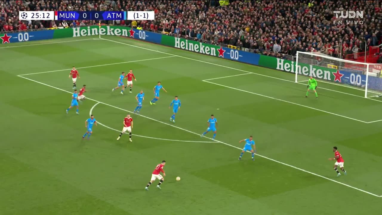 ¡TIRO ATAJADO! disparo por Diogo Dalot.