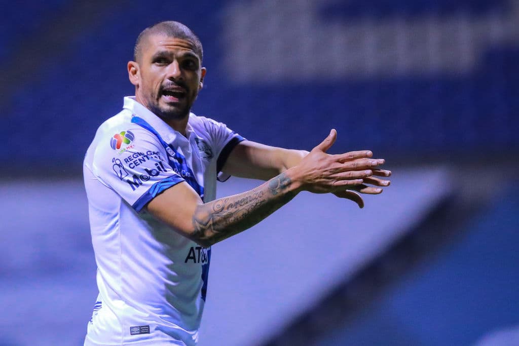 Gignac abrió el marcador desde los once pasos a los 11’ de juego. Ormeño (23’) se encargó de emparejar los cartones. Tigres y Puebla llegaron a 12 y 16 unidades, respectivamente. En la J11, Puebla recibirá al Atlas y tigres recibirá a Mazatlán.