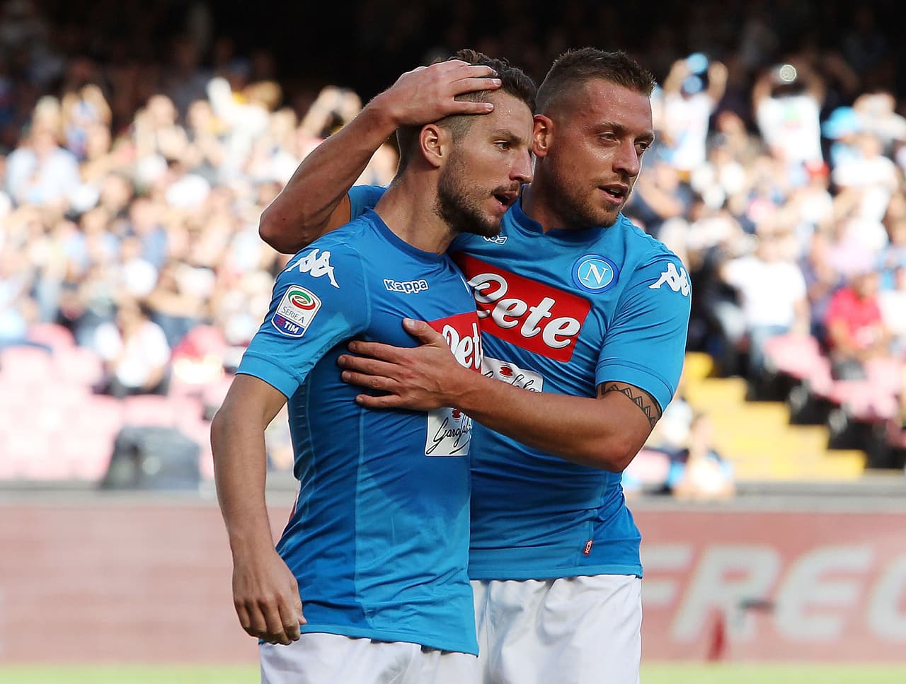 NAPLES, ITALY - SEPTEMBER 17: Emanuele Giaccherini and Dries Mertens of SSC Napoli celebrate the 5-0 goal scored by Dries Mertens during the Serie A match between SSC Napoli and Benevento Calcio at Stadio San Paolo on September 17, 2017 in Naples, Italy. (Photo by Francesco Pecoraro/Getty Images)