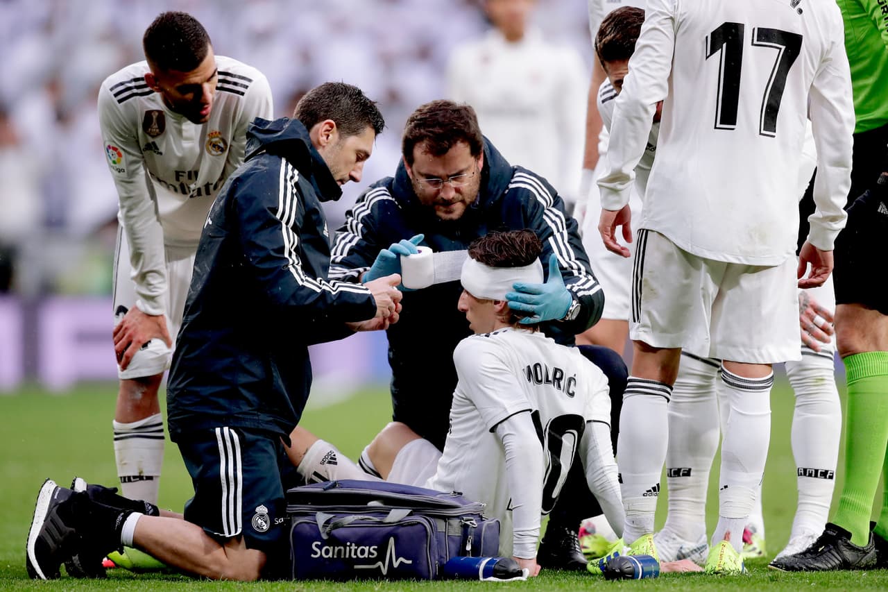 Uno de ellis, Luka Modric, recibió un duro golpe en la cabeza y tuvo que ser atendido en el campo.