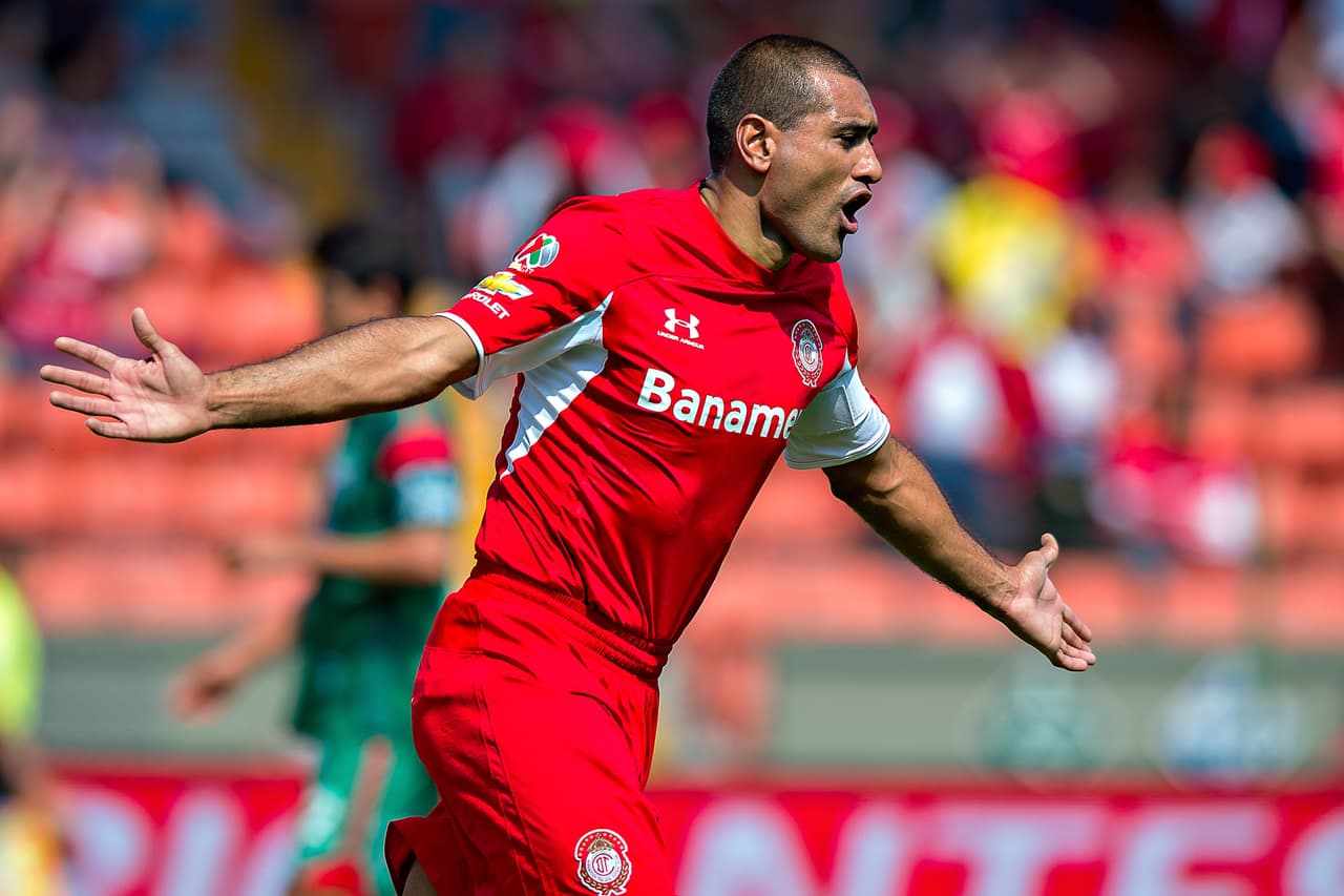 Su velocidad, definición rápida y juego en conjunto lo hace un jugador deseado por muchos. No por nada ha estado peleando el título de goleo en más de una ocasión desde que llegó a México.