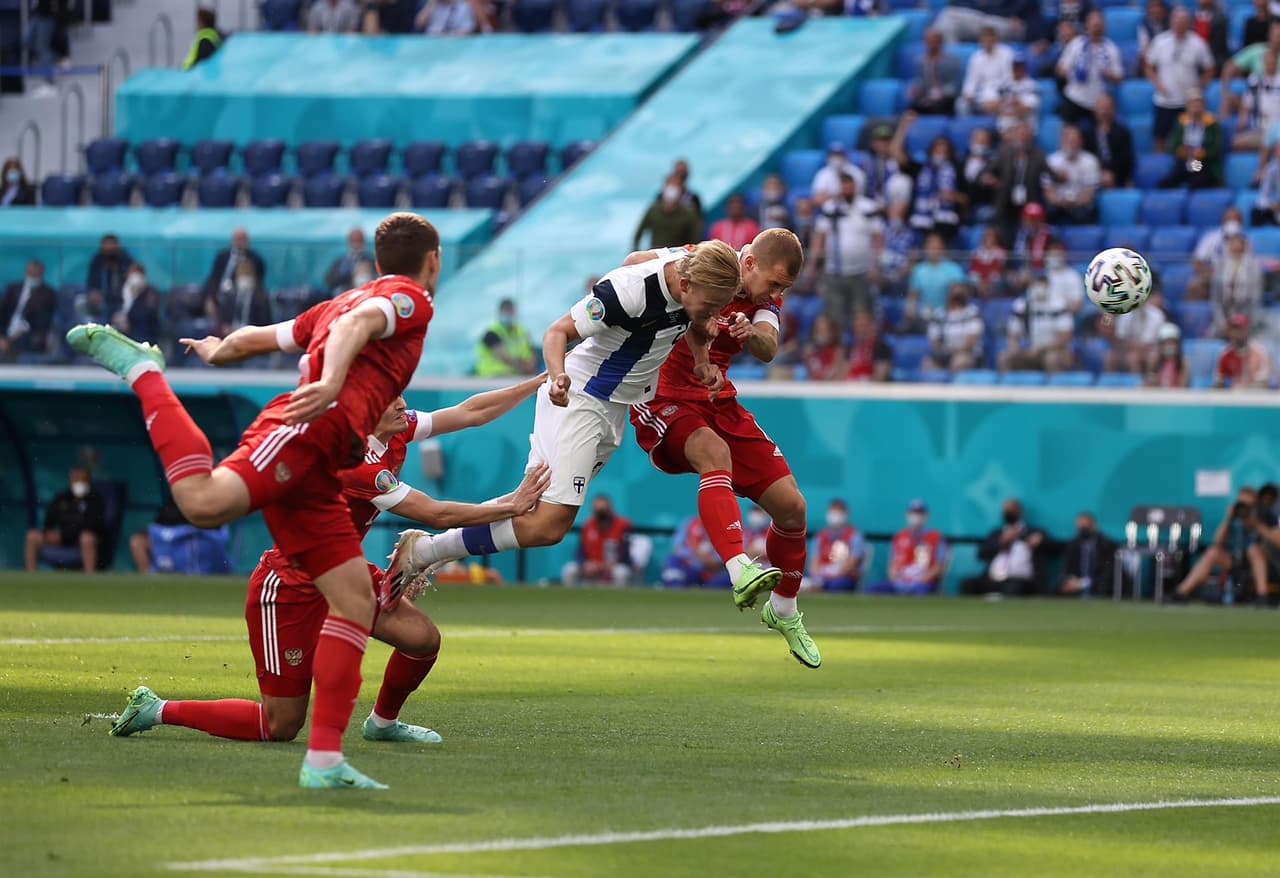 Rusia consigue su primera victoria tras derrotar 1-0 a Finlandia durante la segunda jornada del Grupo B en la Euro 2020. Parecía que los visitantes ponían el primer gol del encuentro pero, tras revisión del VAR, se anulaba la anotación. Ya al filo de la primera mitad, Aleksei Miranchuck anotó el tanto que le dio la victoria a los rusos en San Petersburgo.