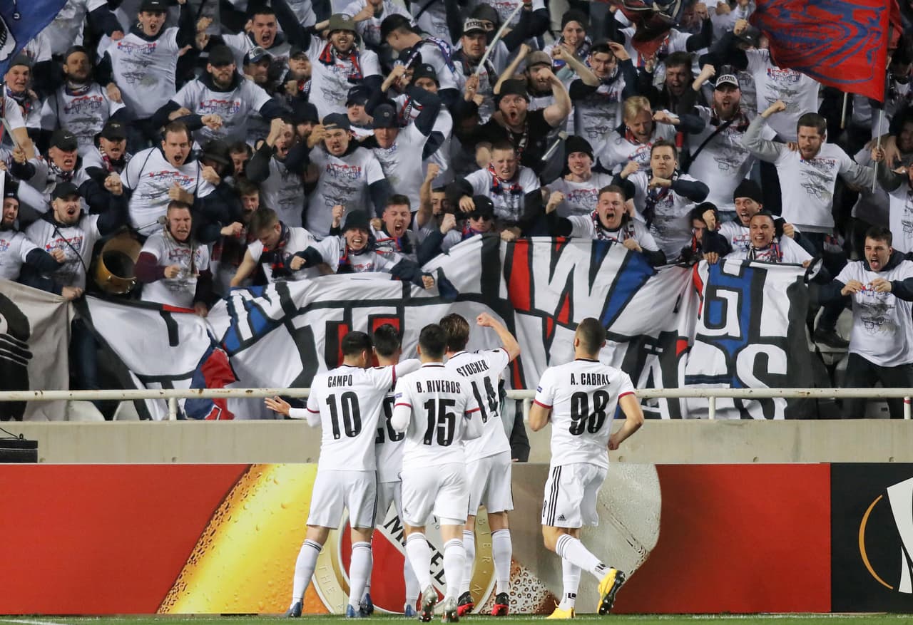 El Basel celebró con los aficionados que hicieron el viaje a Chipre en el juego encontra de Apoel.
