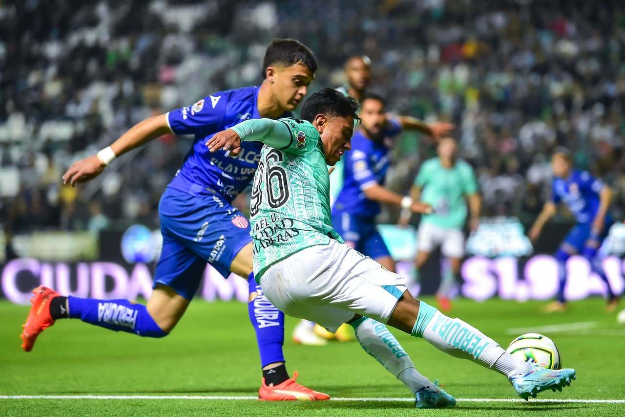 El León vino de atrás para derrotar al Necaxa y con ello sacar el primer triunfo del torneo.