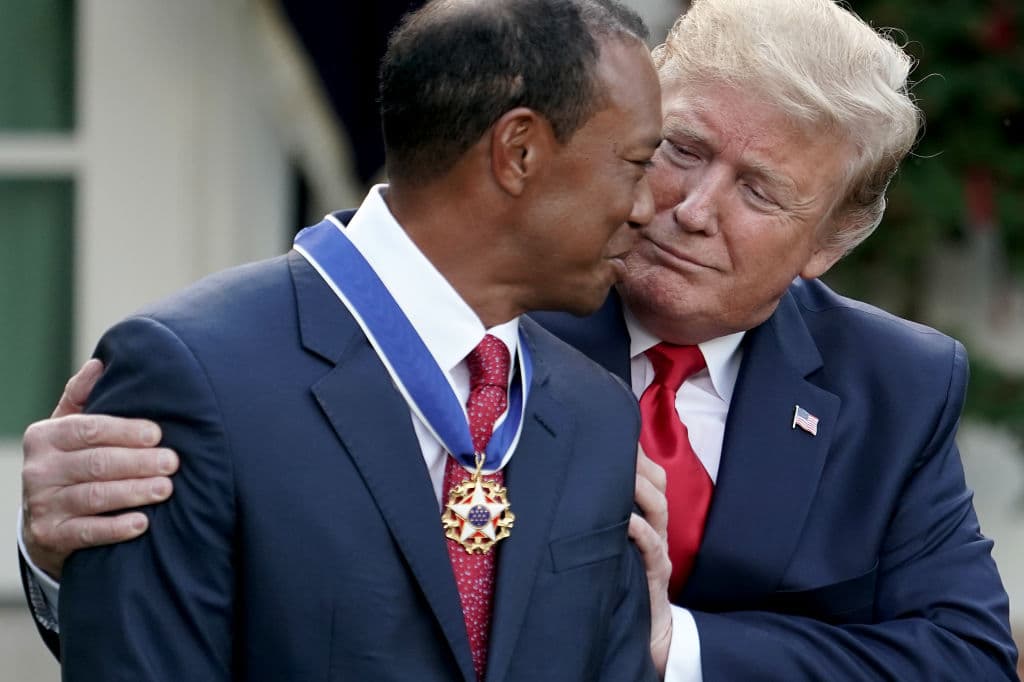 El Presidente de Estados Unidos de América Donald Trump entregó este lunes al golfista Tiger Woods la Medalla Presidencial de la Libertad, el mayor reconocimiento civil en EEUU, situación que ha generado controversia sobre si entra en juego la predilección del Mandatario por el golf y en coincidencia con el logro de Woods al ganar la edición 2019 del Masters, por encima de otros candidatos más prototípicos para adjudicarse la presea. Estas son las imágenes de la ceremonia.