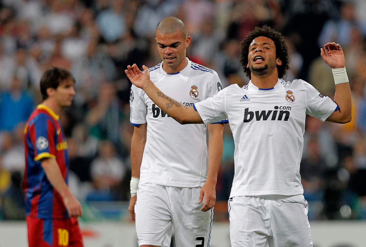 <b>Frustrados</b>
<br>Futbolistas como Pepe y Marcelo terminaron molestos por no poder frenar a Messi.