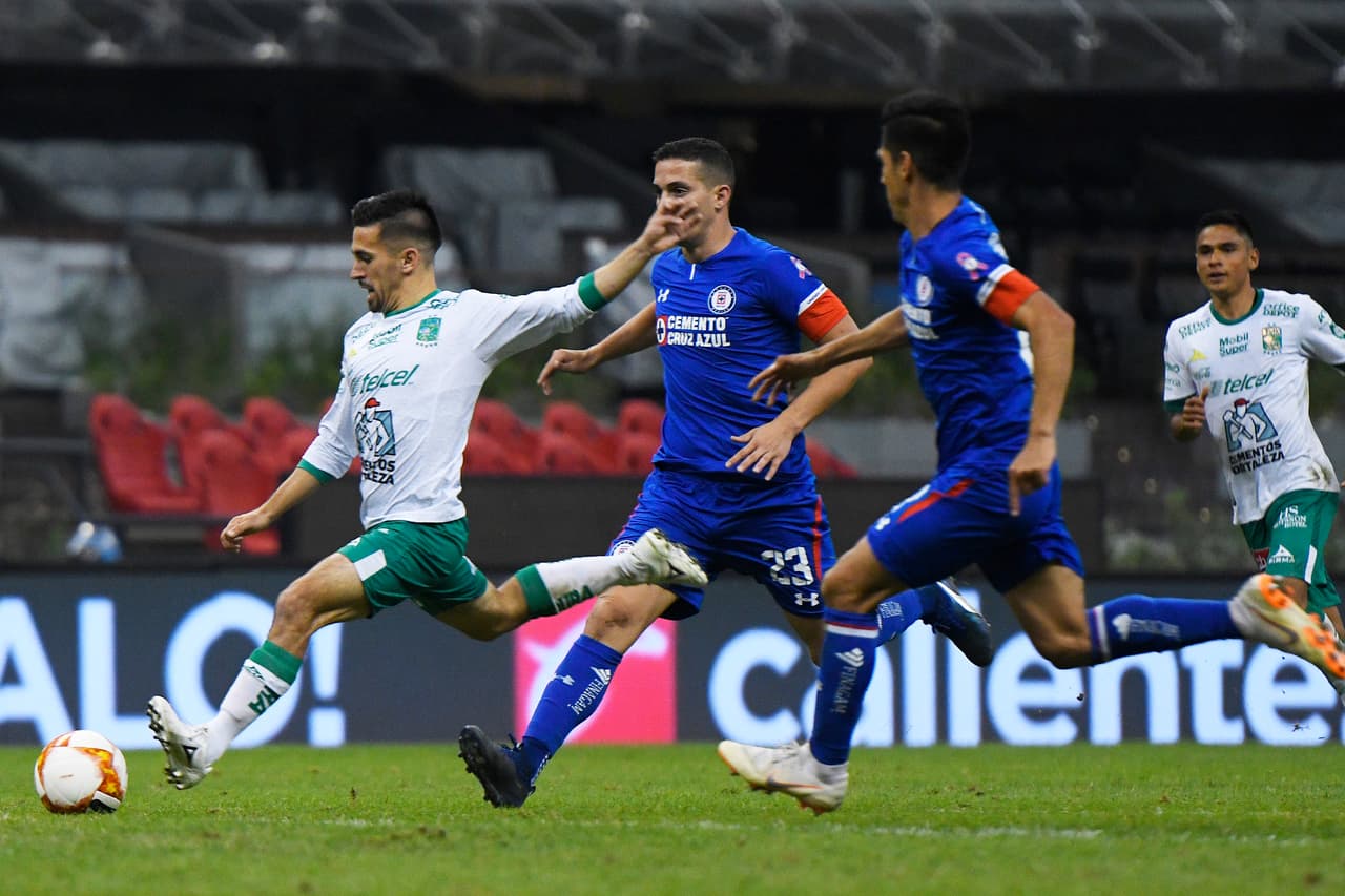 A pesar de la inferioridad numérica el equipo guanajuatense fue un dolor de cabeza para los Celestes. Y a los 50 minutos el Estadio Azteca se volvió silente con un inesperado suceso.