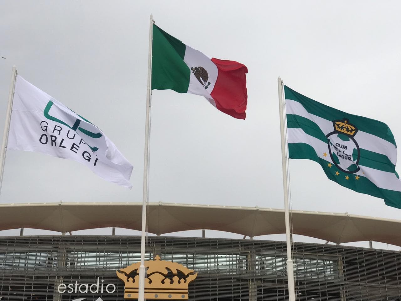 El Tricolor Mexicano en todo lo alto en las afueras del Estadio Corona previo al duelo de la 
<a href="https://www.univision.com/deportes/futbol/liga-mx/" target="_blank">Liga MX</a> entre Santos y Xolos.