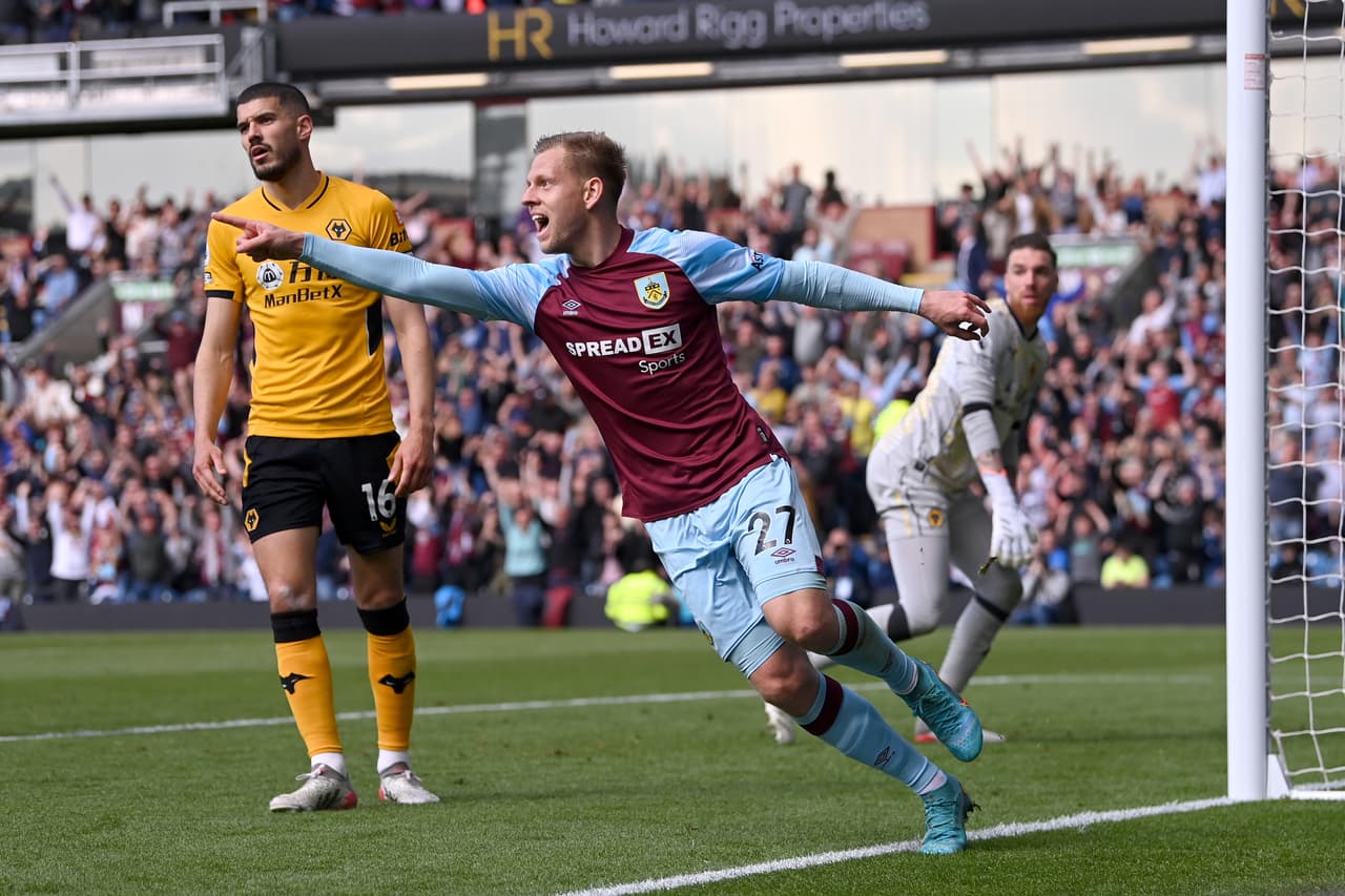 El delantero checo Matěj Vydra marcó la solitaria anotación con la que el Burnley derrotó a los Wolves.