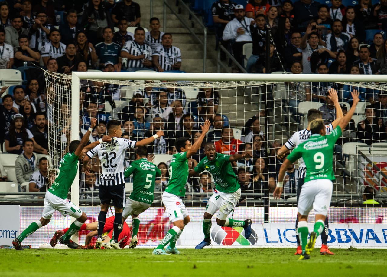 Aunque reclamaron una mano los jugadores de Monterrey el gol fue convalidado para los Esmeralda.
