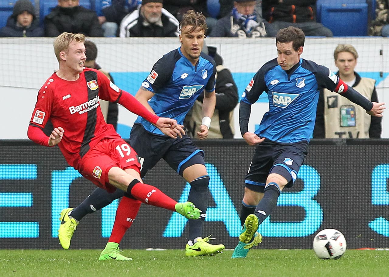 Bayer Leverkusen trabajó por la igualdad y en el minuto 71 entró el mexicano Javier 'Chicharito Hernández.