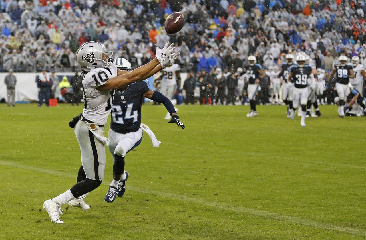 Seth Roberts atrapó dos touchdowns, incluyendo el del triunfo de 12 yardas en el cuarto periodo, los Raiders le ganaron 24-21 a los Titans.