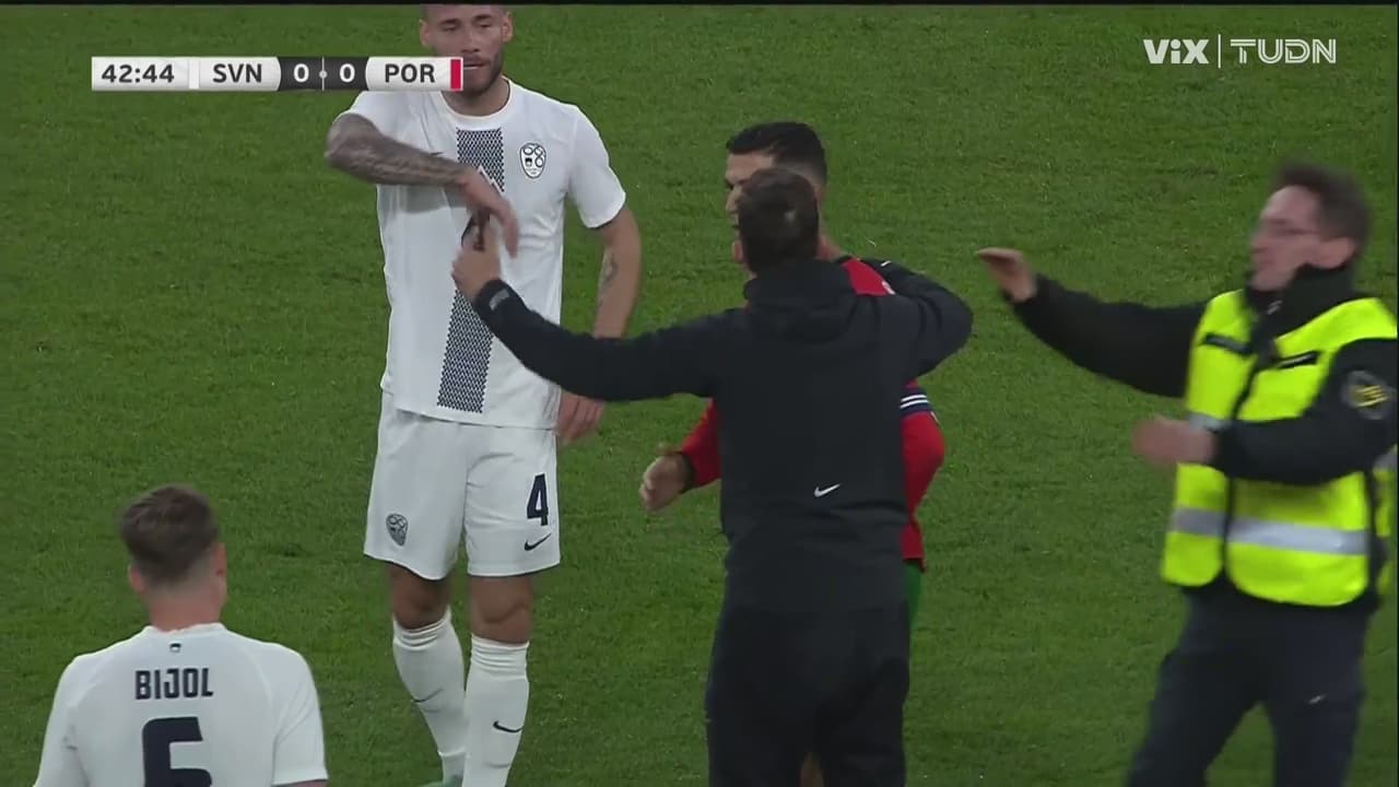 Cristiano Ronaldo recibe beso de aficionado que invade la cancha