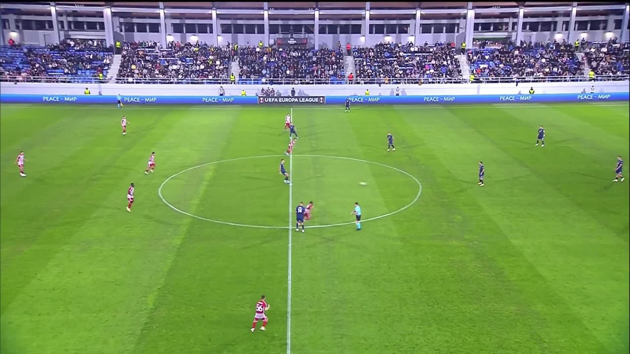 Arranca el partido y la pelota está en juego.