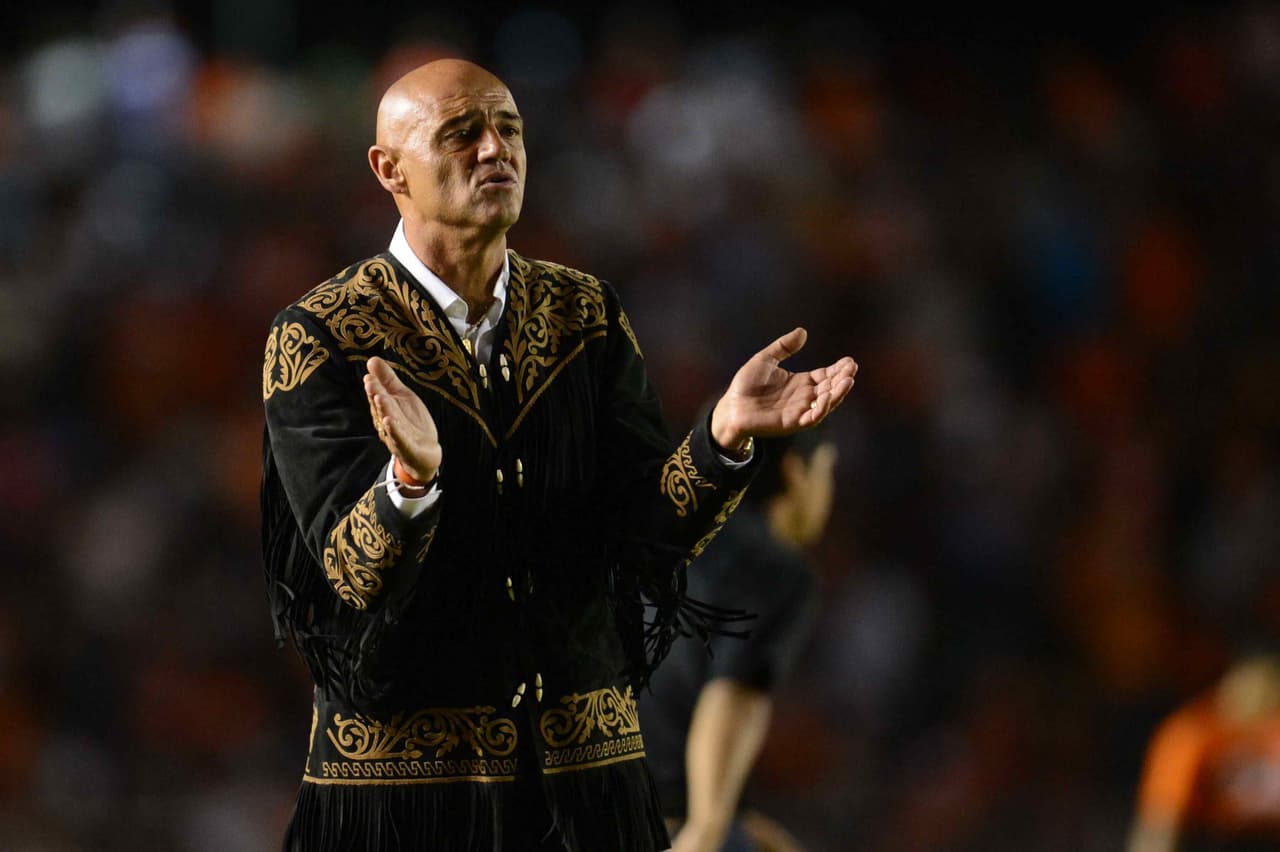 Sin embargo, es precisamente esa diferencia la que hace a este estratega una figura única y representativa en el fútbol mexicano. Sus atuendos lo reflejan así.