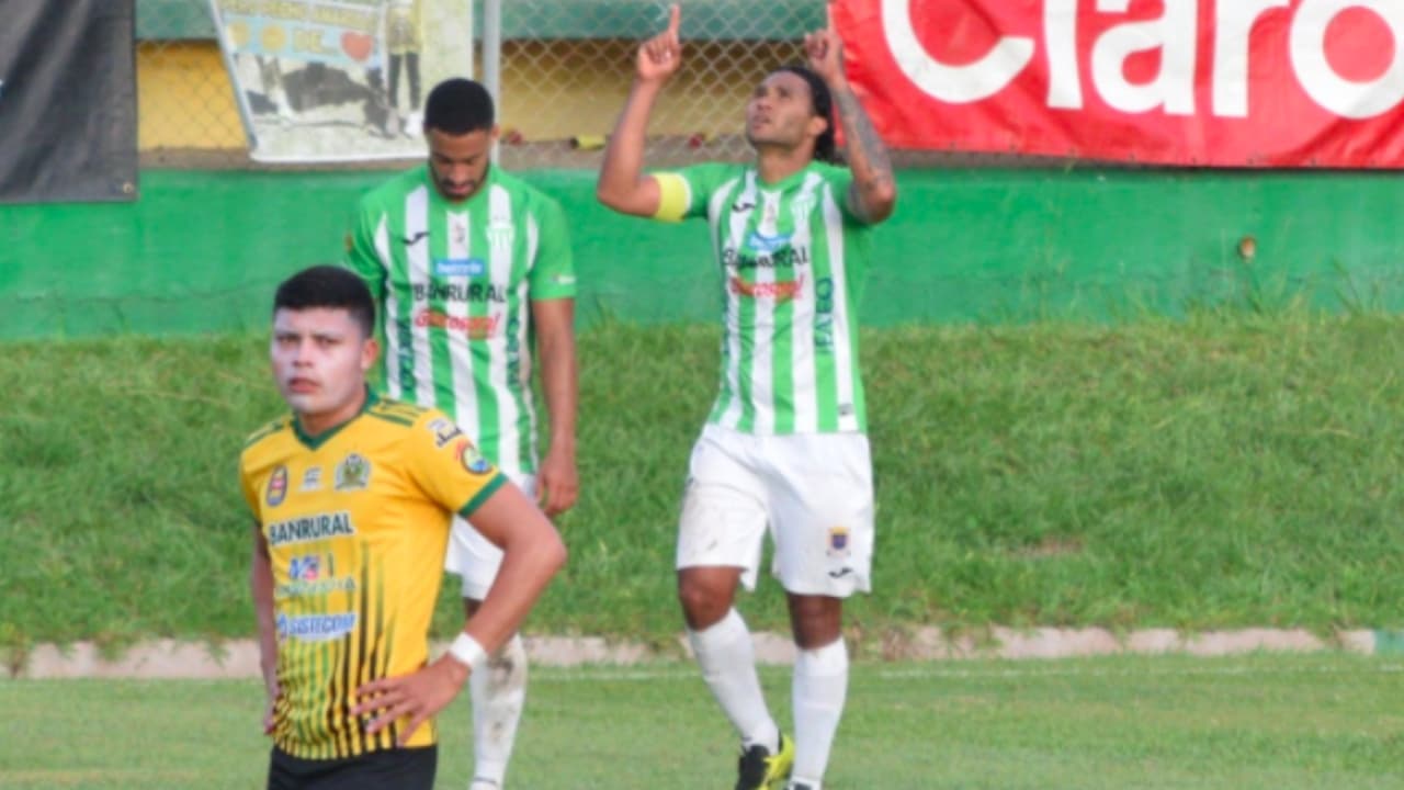 Carlos ‘Gullit’ Peña anota dos goles en Guatemala con Antigua