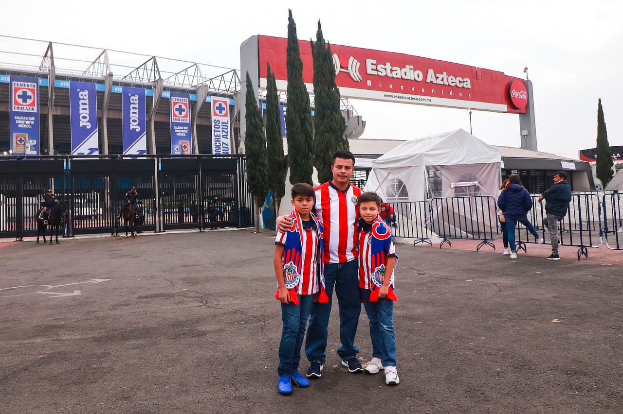 Fanáticos de Chivas en las afueras del Estadio Azteca antes del juego contra Cruz Azul.