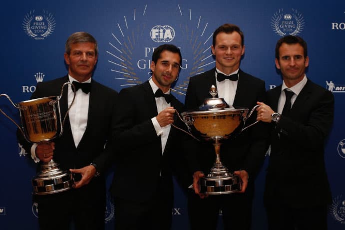 <b>Jani</b> (centro-izq.),
<b>Lieb</b> (centro-der.) y
<b>Dumas</b> (der.) lograron el título gracias a una primera mitad de temporada contundente, ganaron la primera fecha en
<b>Silverstone</b>, y las legendarias
<b>24 Horas de Le Mans</b>. Con este trio de nombres, Porsche revalidó el título que habían logrado Timo Bernhard, Mark Webber y Brandon Hartley en 2015.
<br>