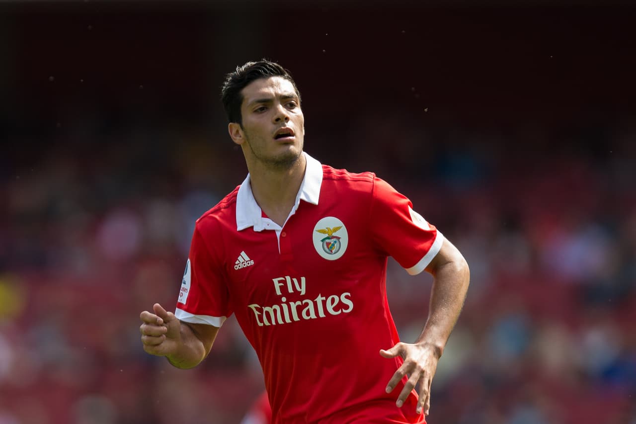 El mexicano Raúl Jiménez jugó 73 minutos con el Benfica y salió por Mitroglou, quien no pudo jugar ni diez minutos por una lesión.