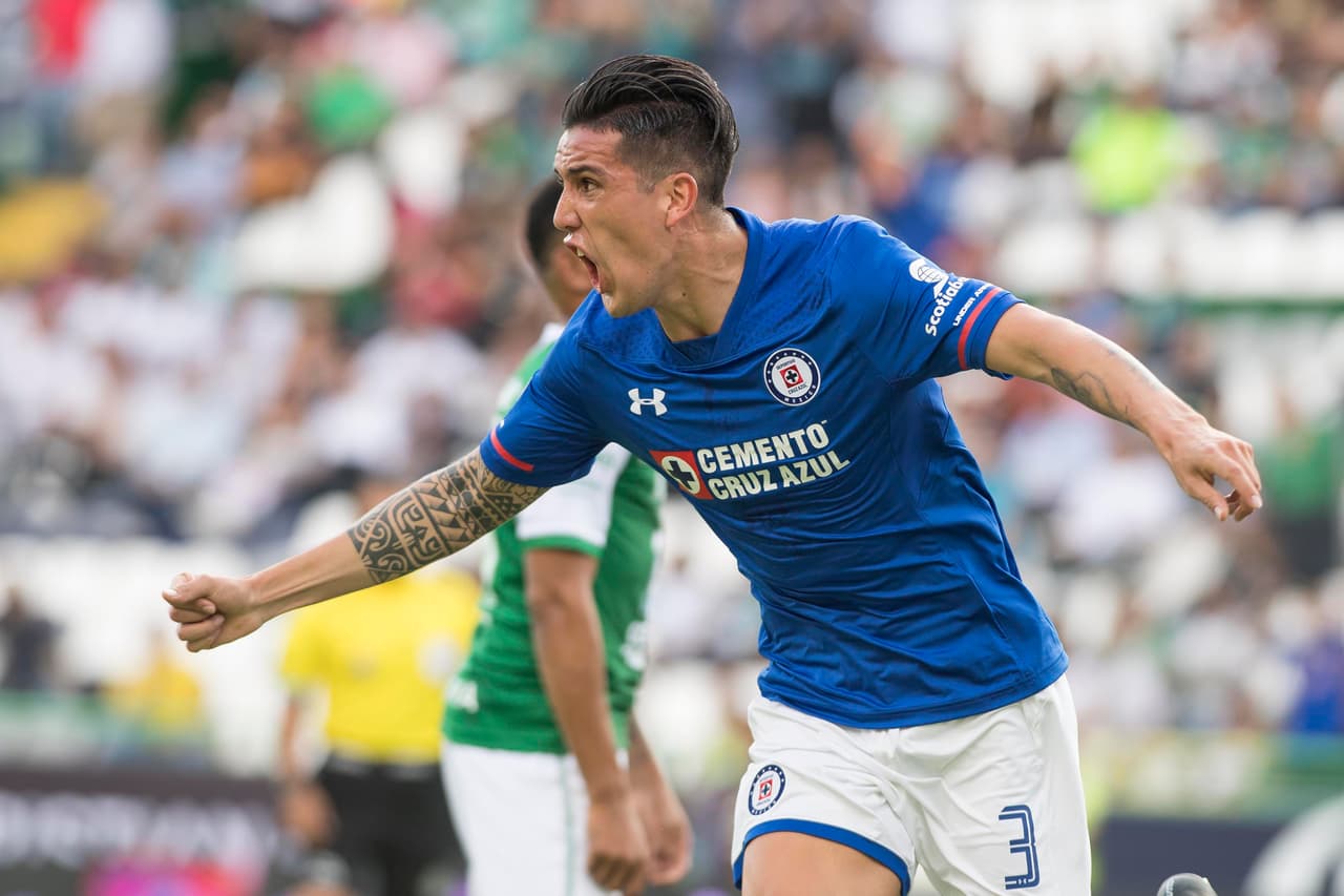 Enzo Roco abrió el marcador para los cementeros al minuto siete. Parecía que la fiesta Azul sería total.