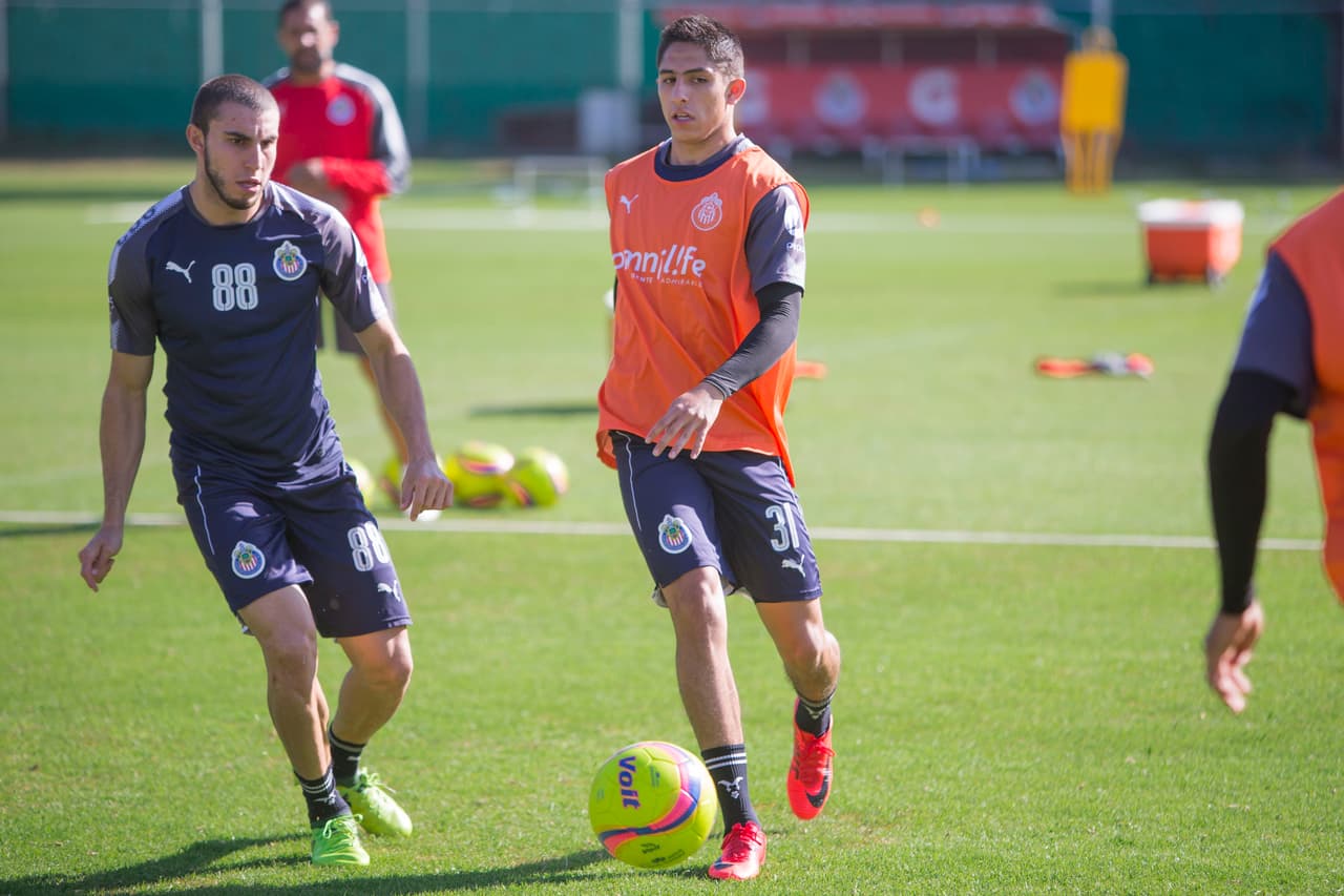 Alejandro Mayorga es uno de los jugadores juveniles que juega como lateral izquierdo y busca un sitio entre los titulares, en el que compite con Alanís.