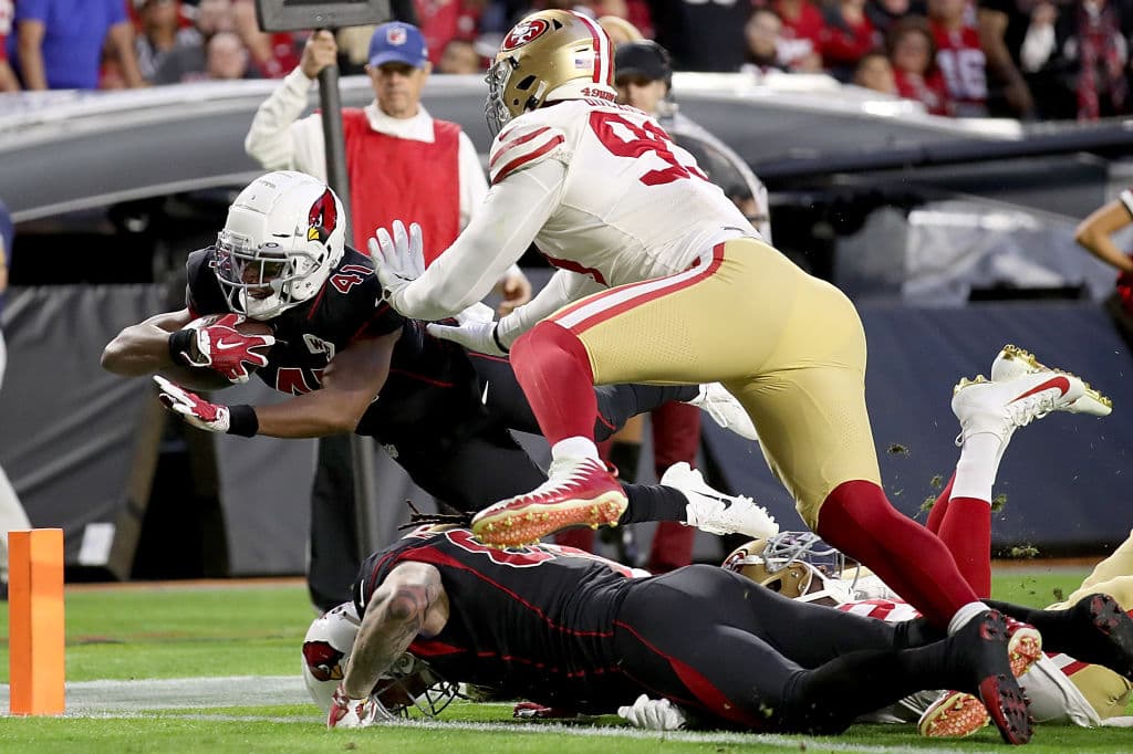 Los 49ers se confirman como candidatos al título, vencen 28-25 a los Cardinals que al final complicaron al equipo de Garoppolo.