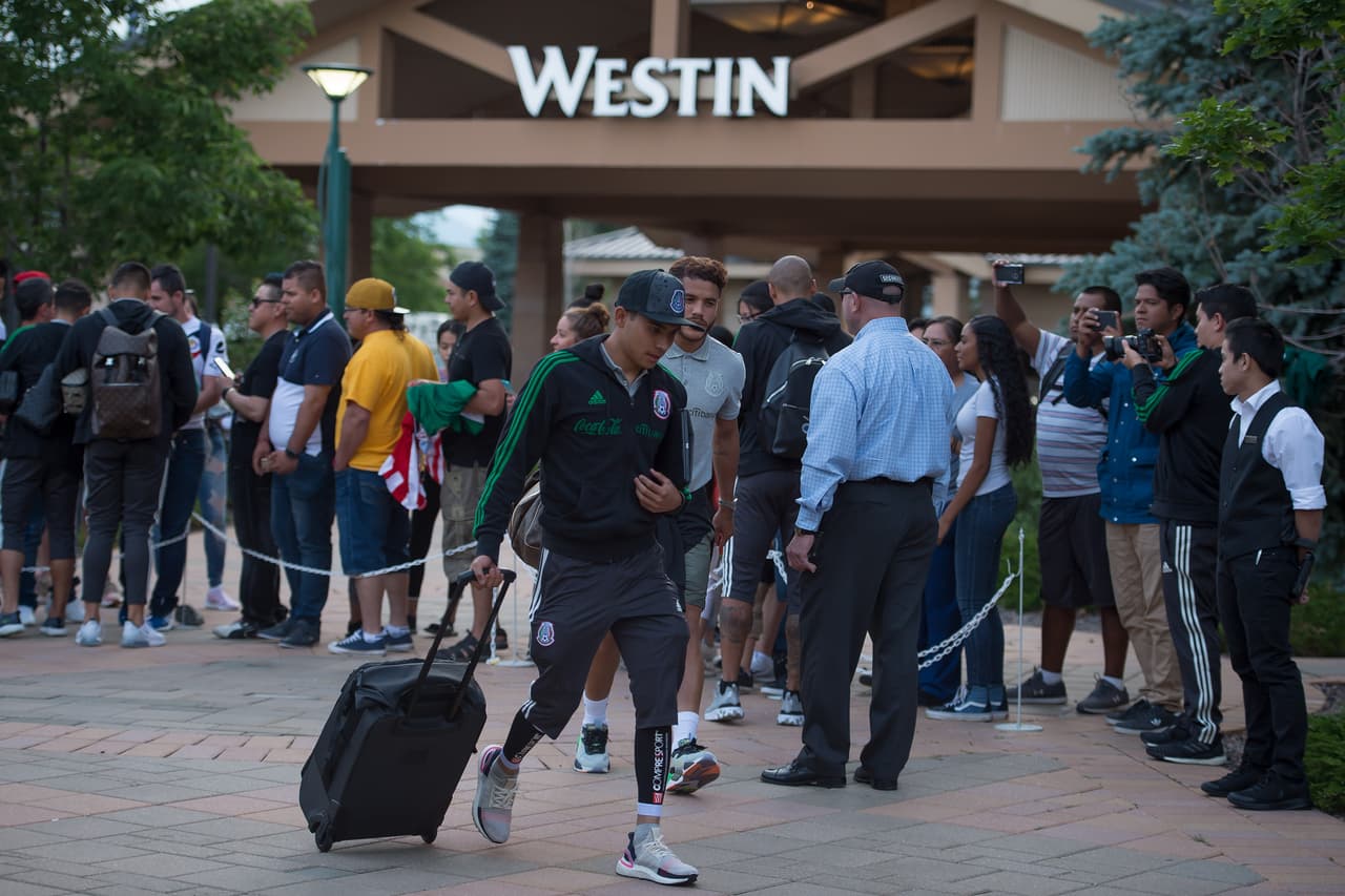 Los integrantes de la Selección Mexicana de Fútbol y su cuerpo técnico arribaron a la ciudad de Denver, Colorado, donde este miércoles entrante sostendrán su segundo duelo de la Copa Oro 2019 ante la representación de Canadá en Invesco Field, la casa de los Denver Broncos. Una gran cantidad de aficionados esperaron largo rato para ver el arribo de los jugadores del Tricolor y pedirles la foto o el autógrafo, y manifestarles el apoyo de cara a su siguiente compromiso del torneo.