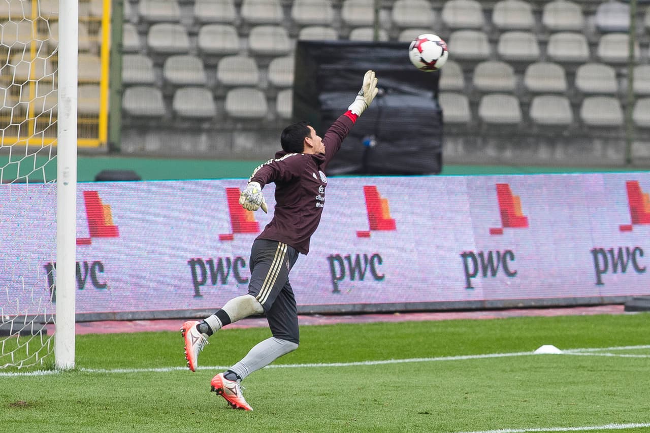 Cota tendrá que competir con los nuevos refuerzos por la titularidad de la portería en Chivas de Guadalajara, pero al final se queda con el club.