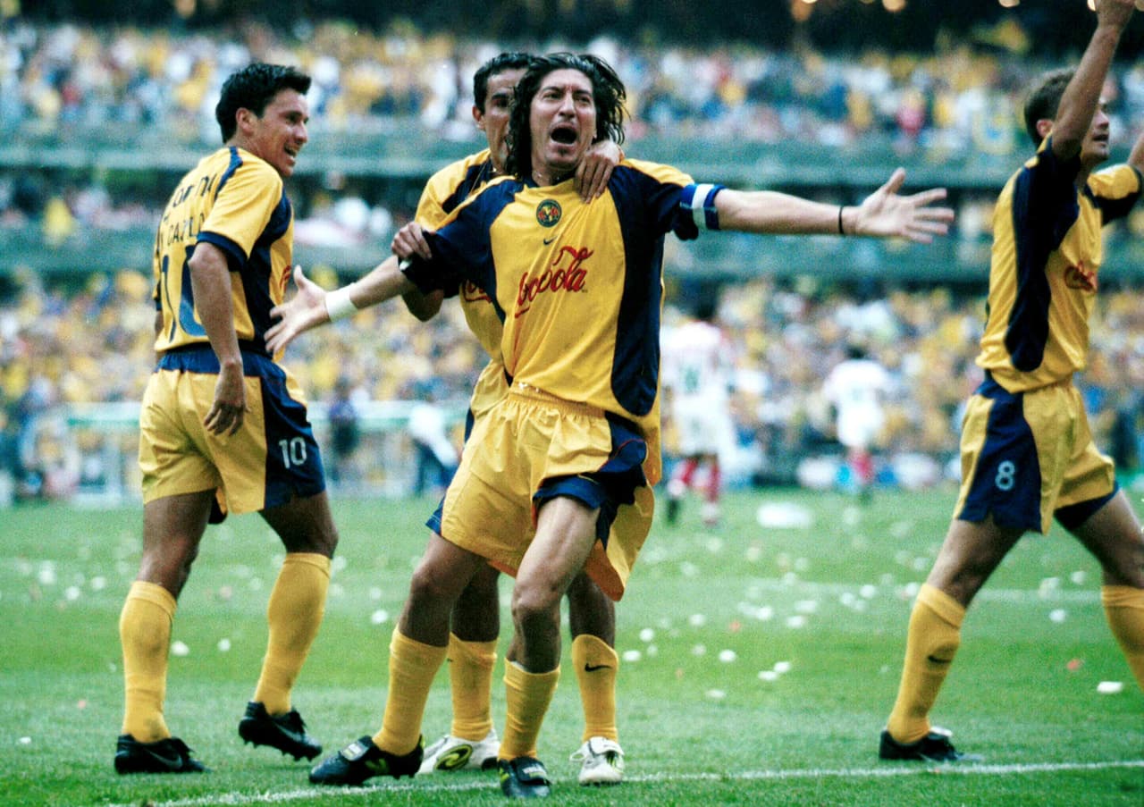 El América sería el otro equipo en aprovechar el “Gol de Oro” en los tiempos extra, fue en la final del Verano 2002 cuando se enfrentaron a los Rayados de Necaxa. En esa final los emplumados venían con desventaja de dos goles del partido de ida.