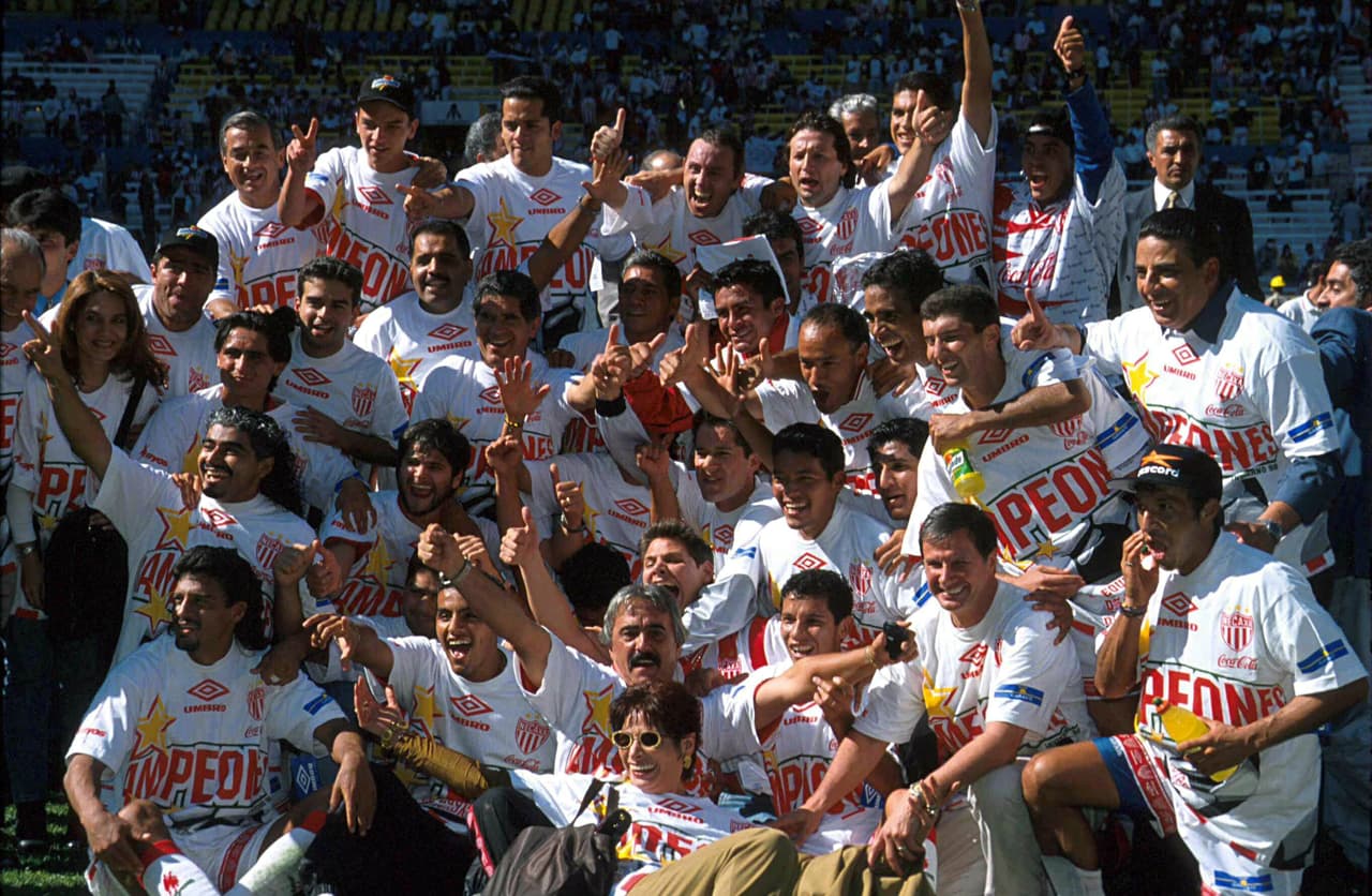 Los Rayos jugaban de visitante ante las Chivas en el juego de vuelta por el título. Necaxa había logrado ponerse al frente con el gol de Salvador Cabrera en el segundo tiempo, pero tuvieron que aguantar los embates y llegadas de Chivas hasta que el uruguayo anotó el 2-0 al minuto 87 para asegurar el título.