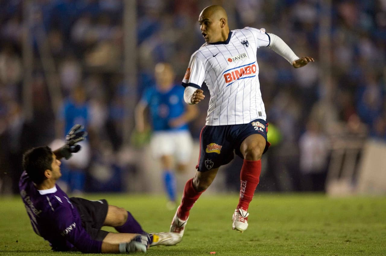 Situación similar fue la que consiguió Monterrey en el Apertura 2009 con el gol de Humberto Suazo. Se jugaba la final de vuelta en el estadio Azul ante Cruz Azul, Monterrey tenía ventaja de un gol en el global, pero los celestes empujaban por el empate.
