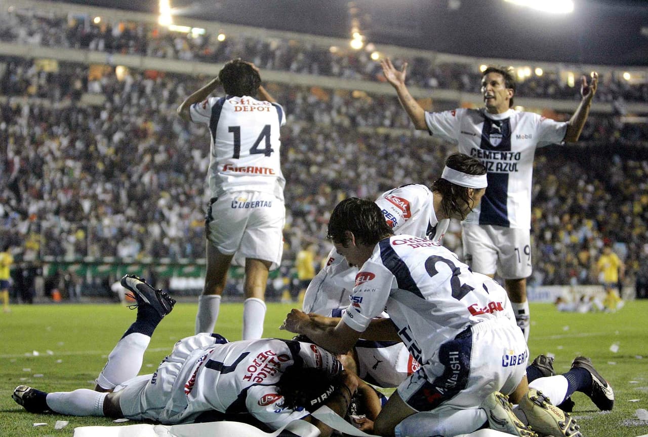El segundo de estos casos fue con los actuales campeones, los Tuzos del Pachuca. Se jugaba la final del Clausura 2007 entre los hidalguenses y el América. Los azulcremas habían logrado emparejar el global con el gol de Cuauhtémoc Blanco.