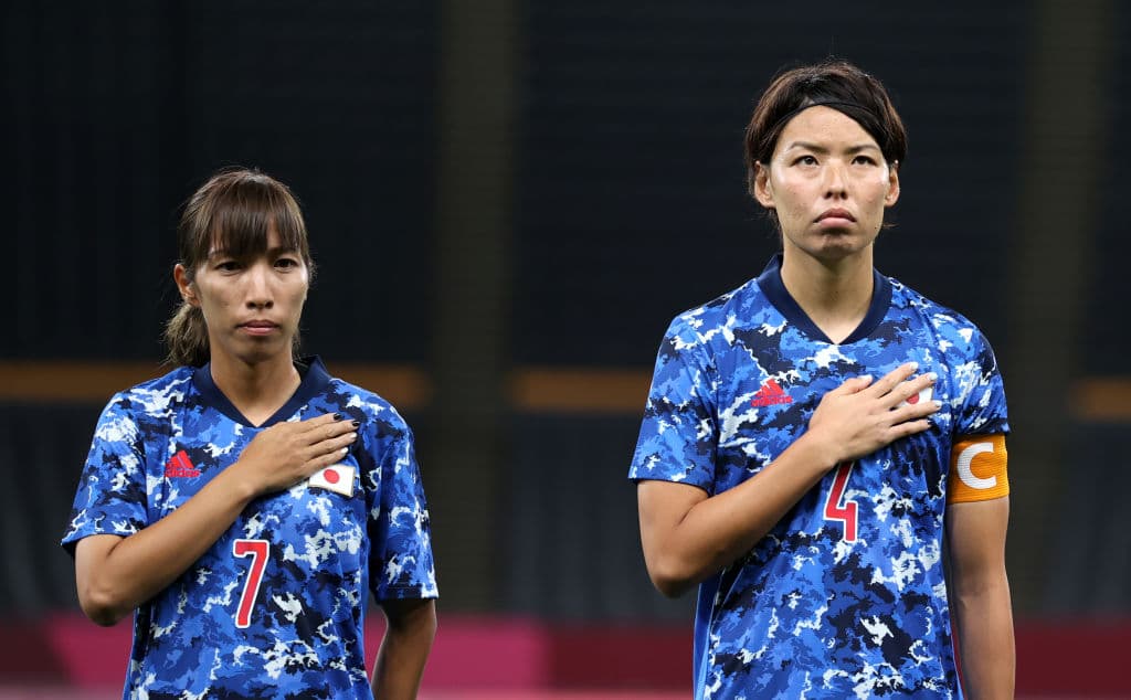 El equipo local no pudo ante Canadá y empataron 1-1 en su debut dentro del grupo E en Tokyo 2020. El equipo norteamericano abrió el marcador al minuto 6' con gol de Christine Sinclair pero la reacción nipona se dio al minuto 84' por parte de Mana Iwabuchi.
