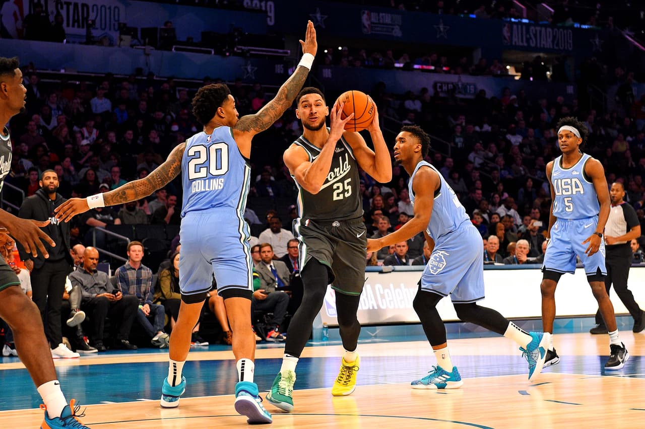 El australiano Ben Simmons (centro) de los Philadelphia 76ers fue el mejor del Team World con 28 puntos anotados.