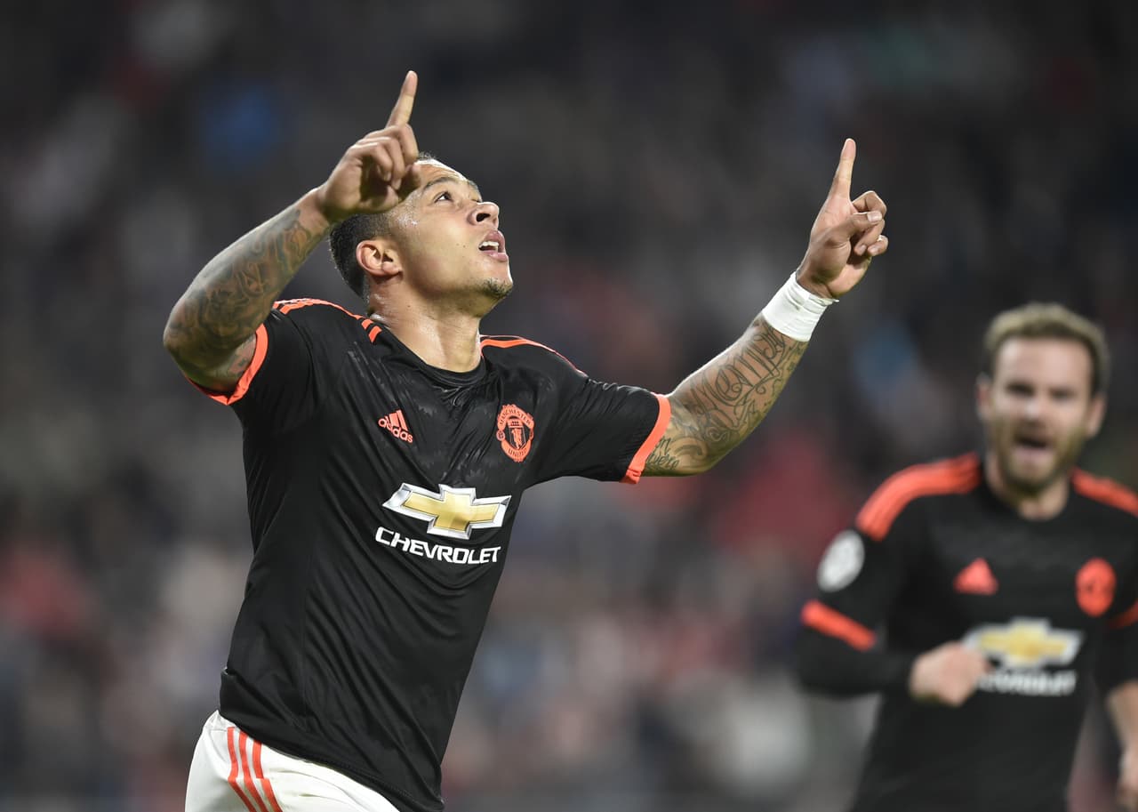 Memphis Depay puso al frente a los diablos rojos con un buen gol, anotándole a su ex equipo de paso.