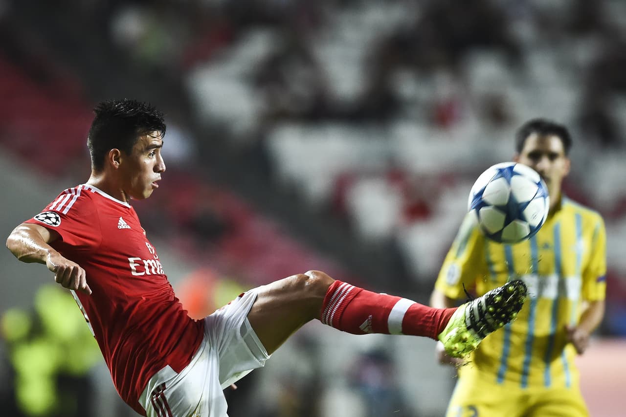 Mitroglu ampliaría los cartones al 62 de tiempo corrido. Raúl Jiménez entró de cambio pero no anotó gol.