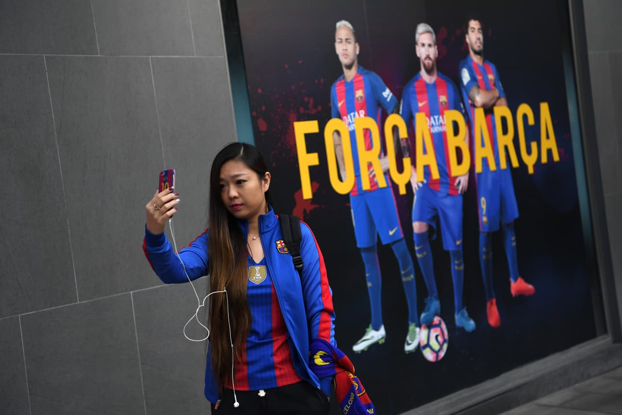 El fanatismo por Barcelona y Real Madrid superan las barreras territoriales a nivel mundial y por eso seguidores de todo el mundo buscan ser testigos del gran partido, que en esta ocasión tuvo cita en el Camp Nou.