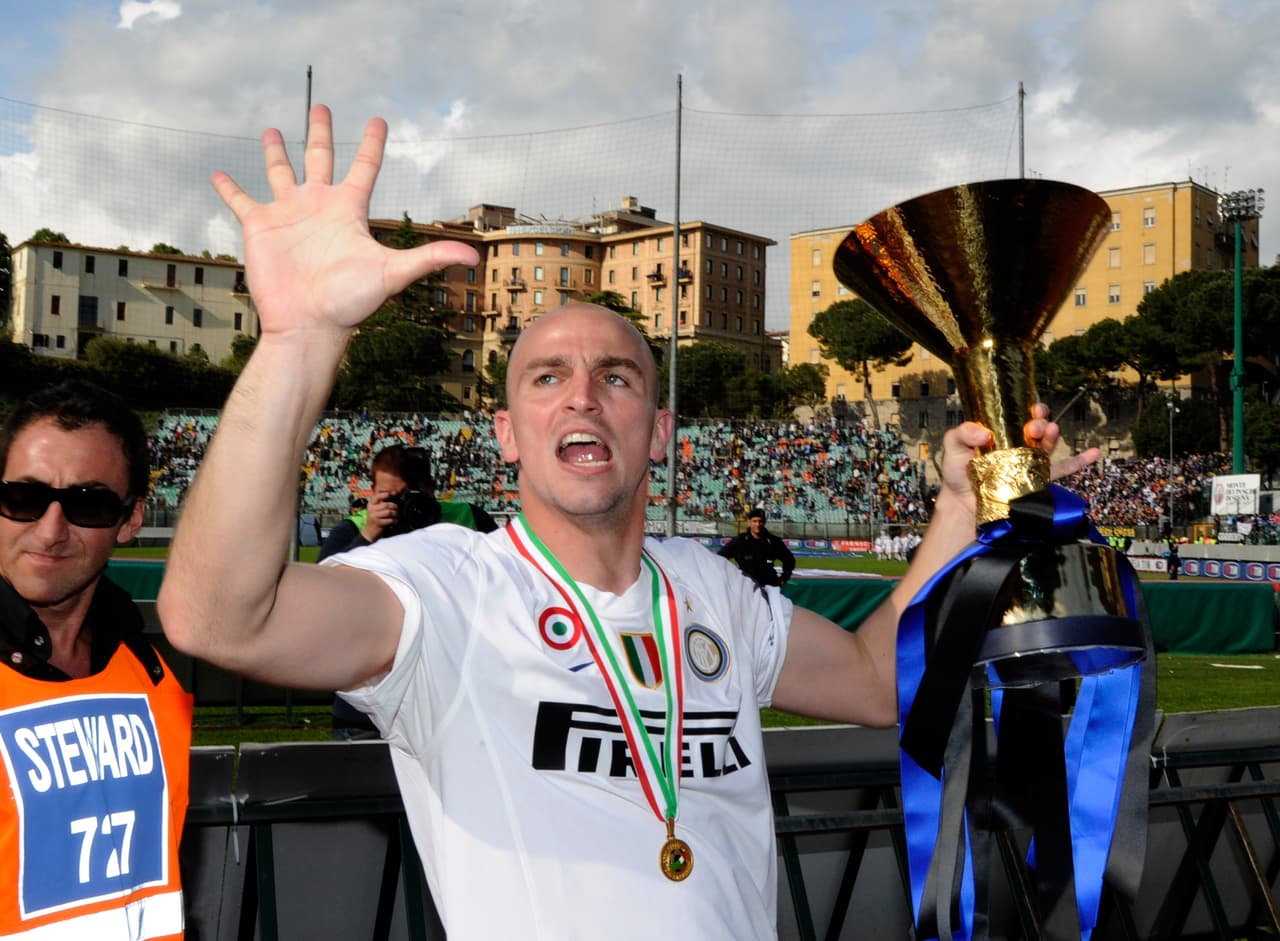 Inter también aprovechó la caída del Juventus y de Milán para coronarse rey en Copa y Liga en Italia.