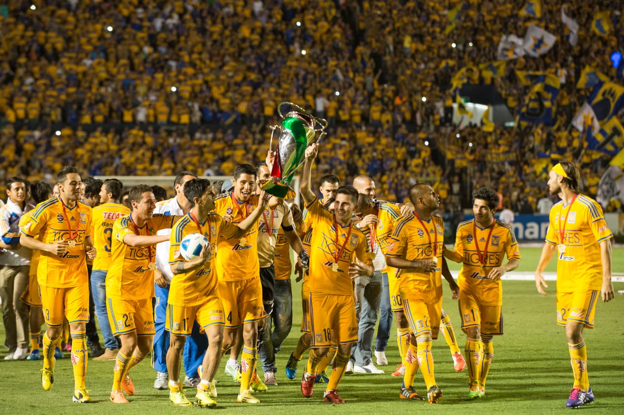Clausura 2014 - el Volcán celebró el 3-0 de Tigres UANL sobre los Alebrijes de Oaxaca que les permitió levantar este trofeo.