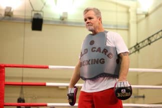 Freddie Roach ve a Mayweather débil de piernas.