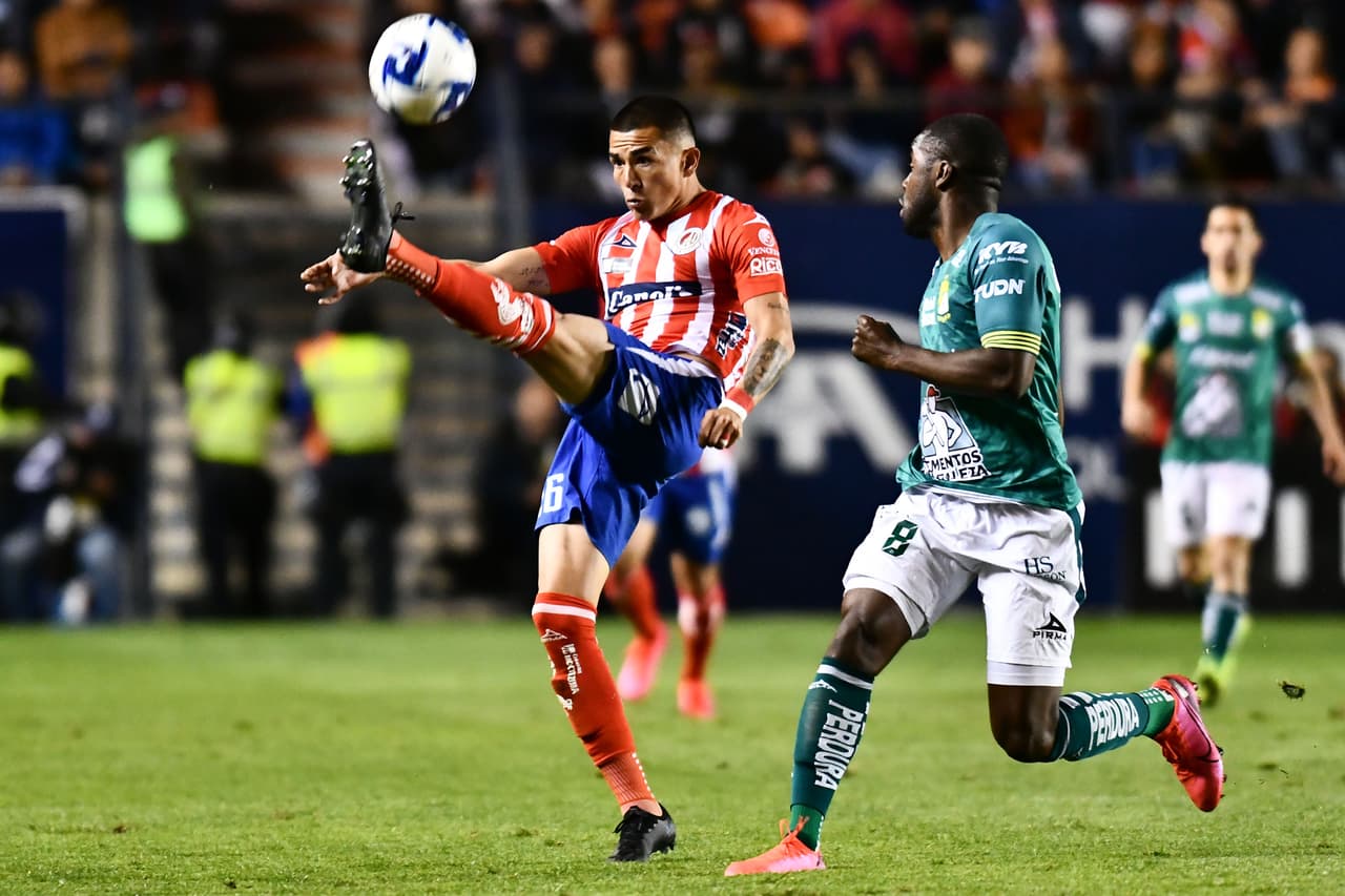 Luis Reyes aleja el peligro de su arco ante la presión de Joel Campbell.