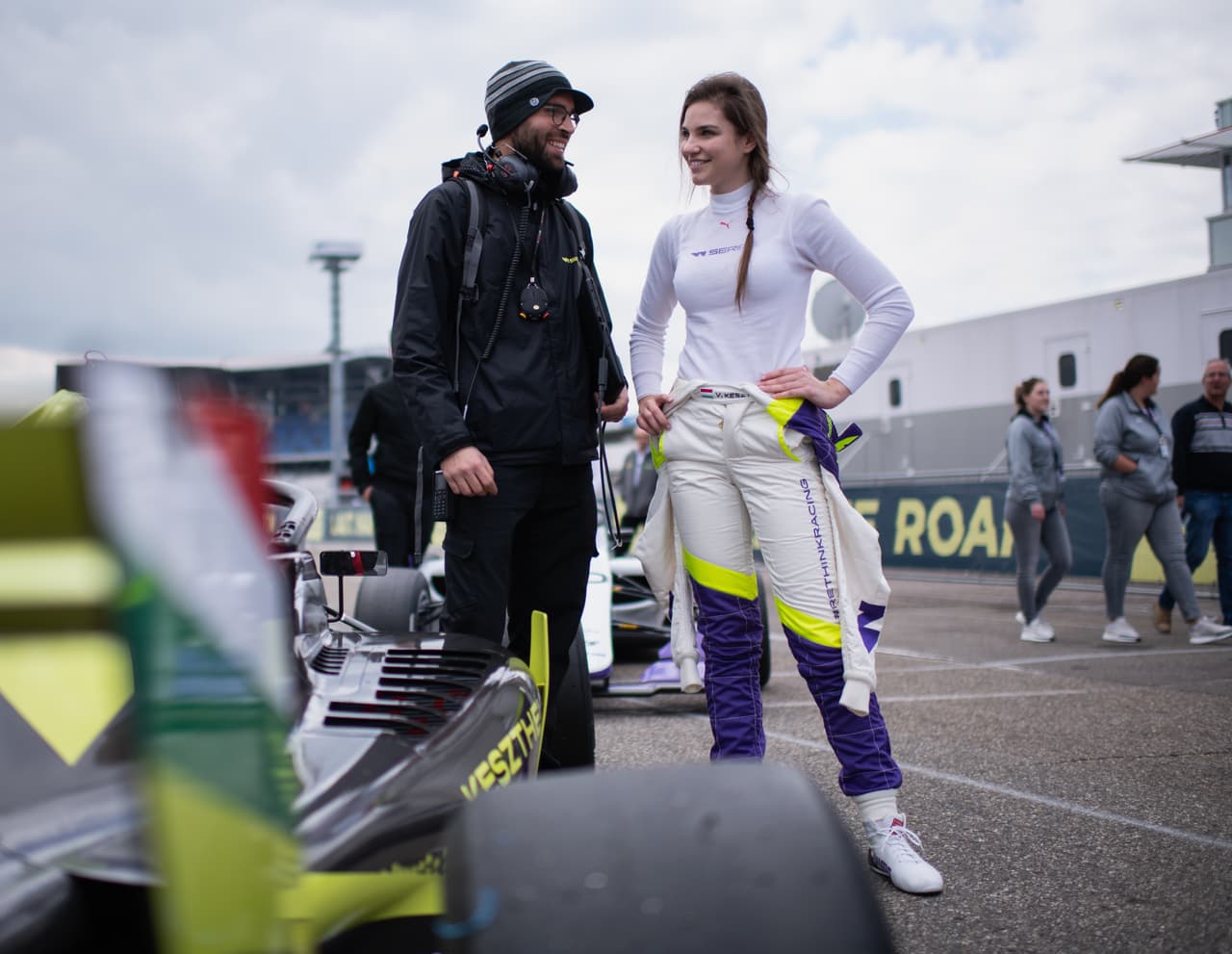 A partir de este viernes la polémica W Series, fórmula exclusiva para mujeres, dio inicio con las pruebas libres en Hockenheim, Alemania, donde el día domingo se correrá la primera válida del calendario. Las pilotos y sus equipos ya comenzaron a vivir esta novedosa experiencia que espera dar mucho de qué hablar.