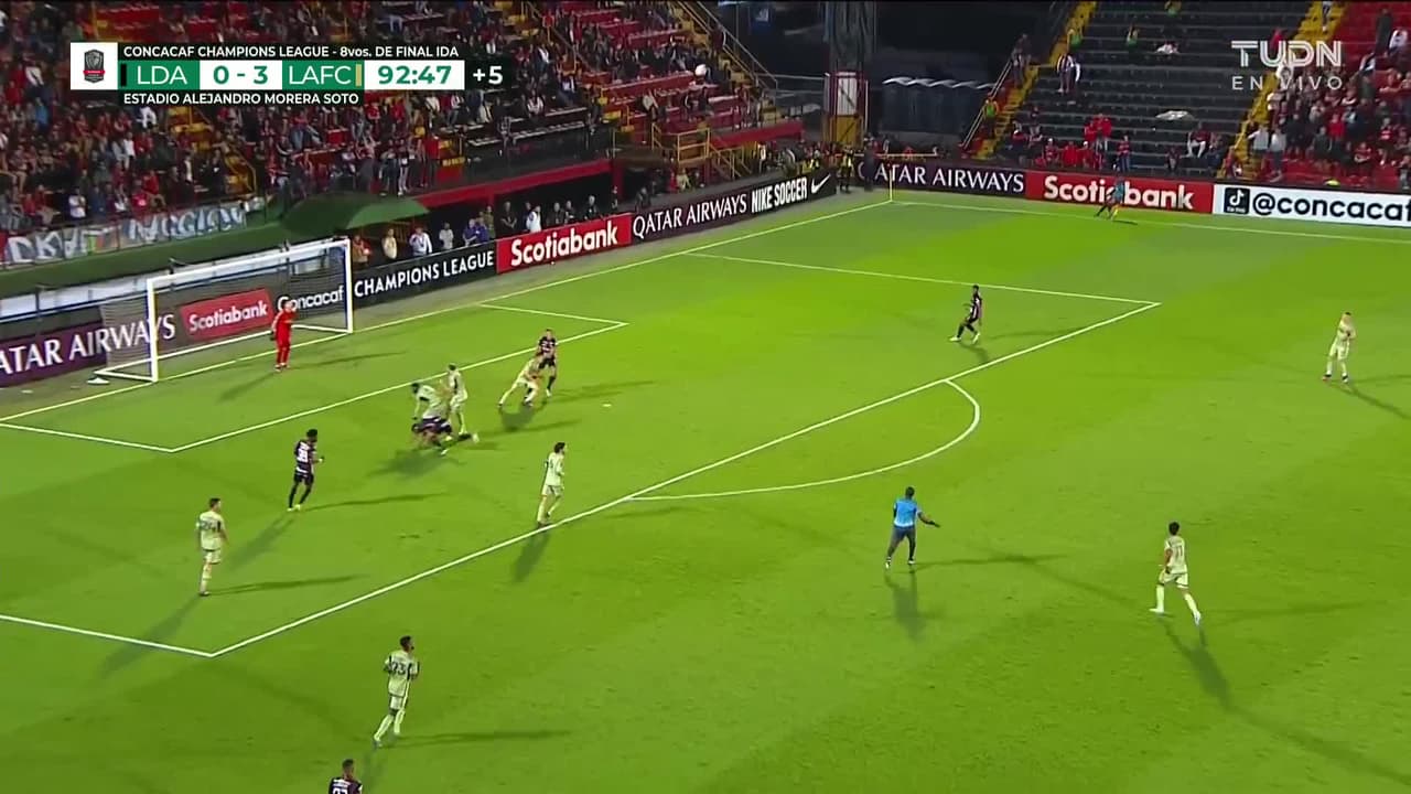 ¡TIRO ATAJADO! disparo por Alexander López.